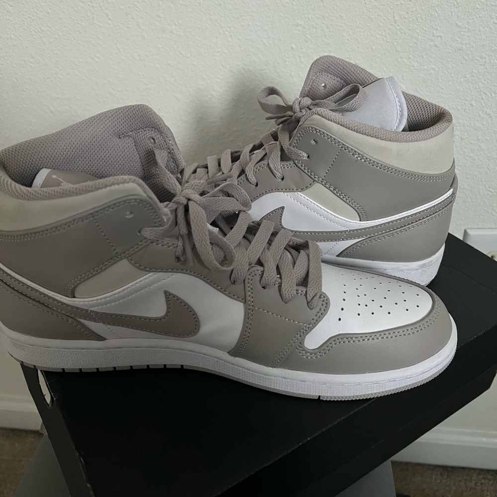 Air Jordan mid college grey